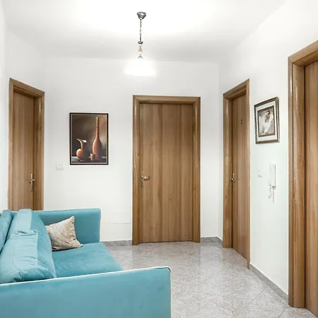 Center Two Private Bedrooms Near Scanderbeg Square On Shared Habitación en casa particular *