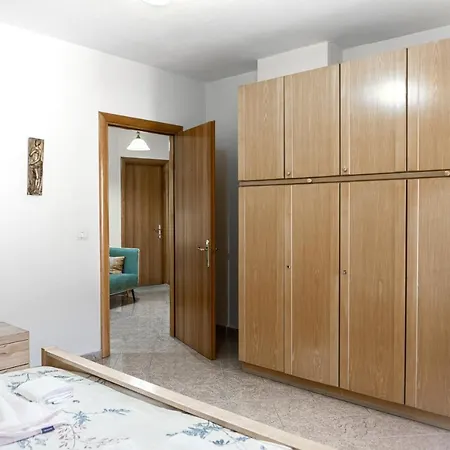 Kwatera prywatna Center Two Private Bedrooms Near Scanderbeg Square On Shared Tirana