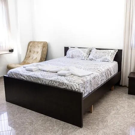 Kwatera prywatna Center Two Private Bedrooms Near Scanderbeg Square On Shared Tirana