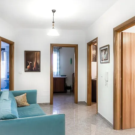 Kwatera prywatna Center Two Private Bedrooms Near Scanderbeg Square On Shared Tirana